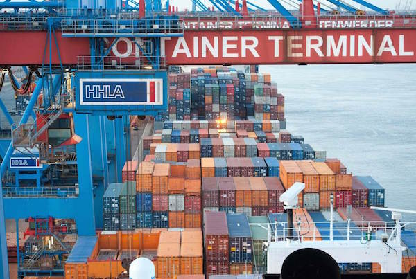 Attraverso il porto di Genova  arrivano in Italia molti prodotti contraffatti dall'Asia