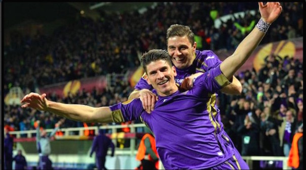 La gioia di Gomez e Joaquin, dopo il primo gol viola segnato dal centravanti tedesco