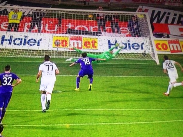 Fiorentina-Verona, Diamanti si fa parare il rigore da Rafael (foto Twitter Hellas Verona)