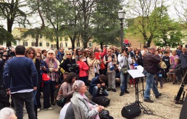 Firenze, piazza tasso, folla per il 70° del 25 Aprile (foto Twitter - Titta Meucci)