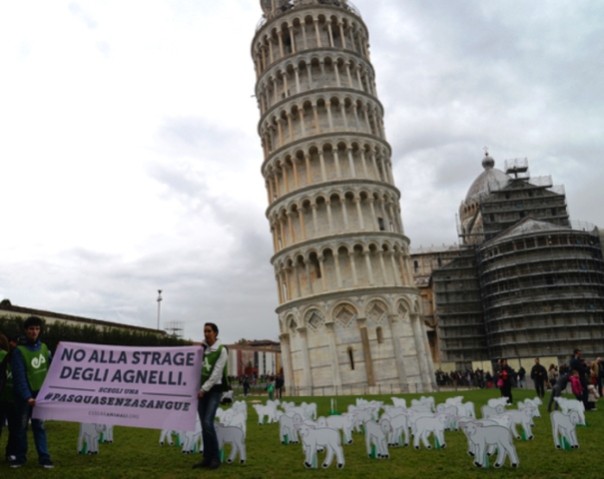 Pisa, flash mob degli animalisti sotto la Torre Pendente