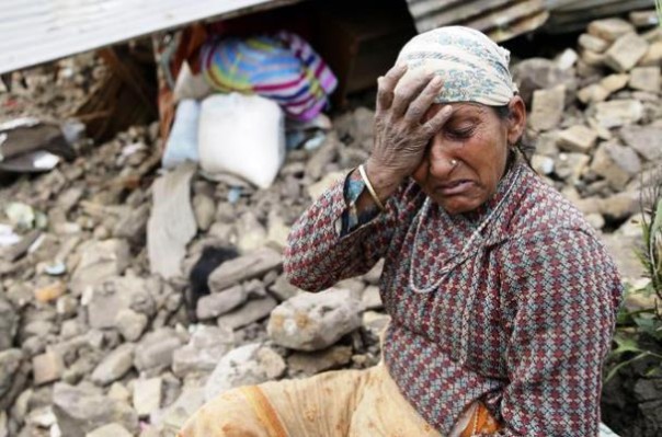 Il terremoto in Nepal ha devastato il Paese: la disperazione di una donna
