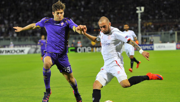 Aleix Vidal contrastato da Marcos Alonso (Foto Giacomo Morini)
