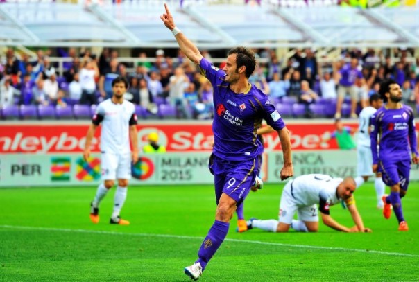 Fiorentina-Cesena, Alberto Gilardino esulta dopo aver segnato il terzo gol viola