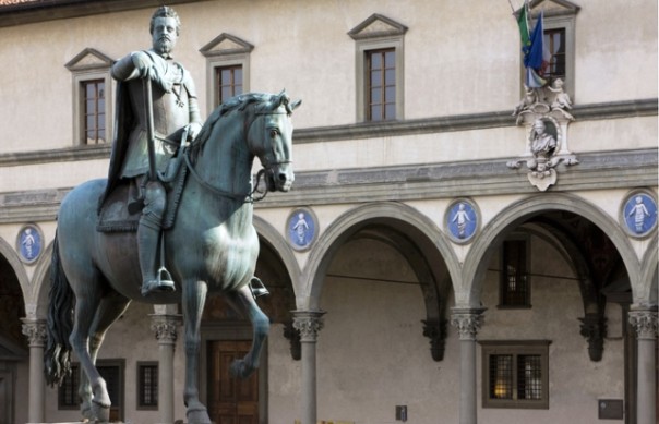 Firenze, i putti robbiani sulla facciata dell'Istituto degli Innocenti