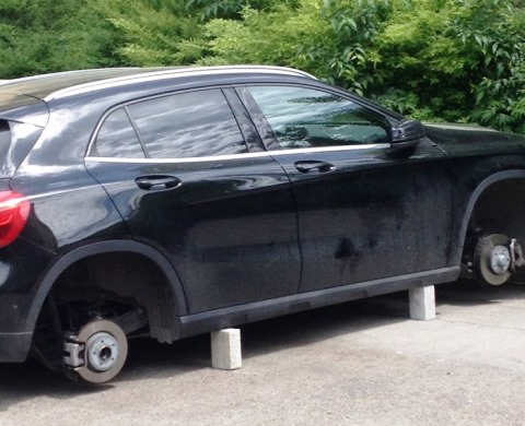 Furto di pneumatici alle auto in sosta