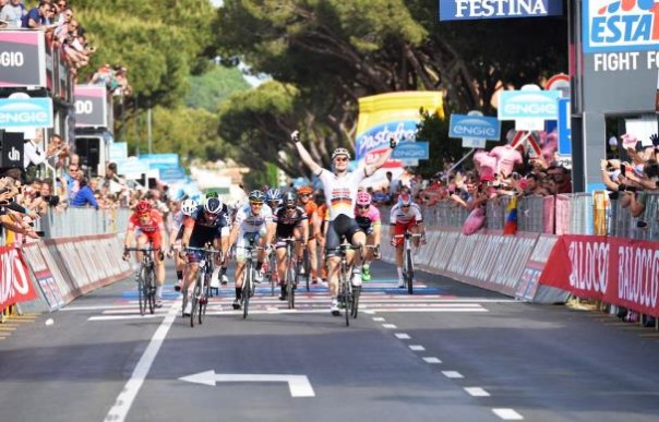 Giro d'Italia, la volata che consegna la vittoria a Greipel sul traguardo di Castiglione della Pescaia