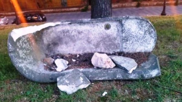 Grosseto, distrutta la vasca di marmo romana posta sulle mura