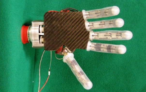 La mano robotica realizzata dai ricercatori del Sant'Anna di Pisa