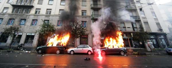 Milano, centro città devastato dai black bloc al corteo No Expo, auto in fiamme