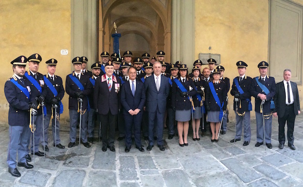 «Foto di famiglia»  dei poliziotti fiorentini davanti alla Questura