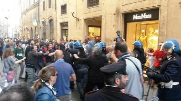 Siena, scontri fra la polizia e gli anti Salvini