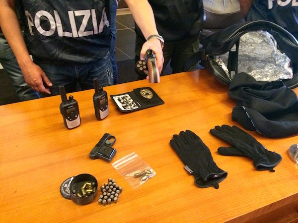 Parte degli strumenti utilizzti per le rapine recuperati dalla Squadra Mobile