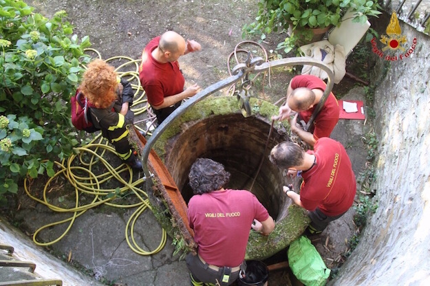 Un momento dell'intervento dei Vigili del Fuoco sul pozzo di Bagno a Ripoli