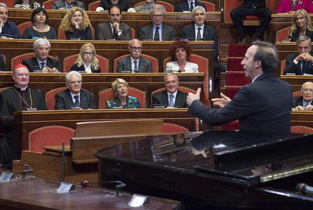 Dante: standing ovation per Benigni nell'aula del Senato