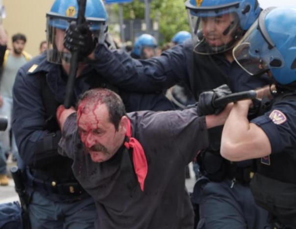 Un uomo rimasto ferito a seguito degli scontri tra manifestanti di sinistra e forze dell'ordine durante il comizio elettorale del segratario federale della Lega Nord, Matteo Salvini, a Massa (Massa Carrara), 16 maggio 2015. ANSA/RICCARDO DALLE LUCHE