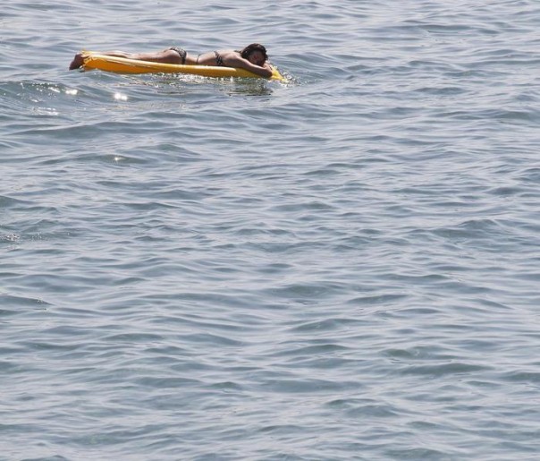 Bagnante materassino mare bagno estate