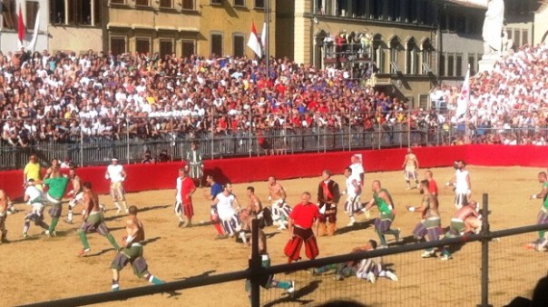 Calcio Storico 2015, la finale Bianchi-Verdi vinta dai calcianti di Santo Spirito