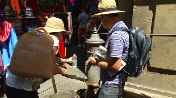 Turisti alla ricerca di acqua per combattere l'afa alla Loggia del Porcellino