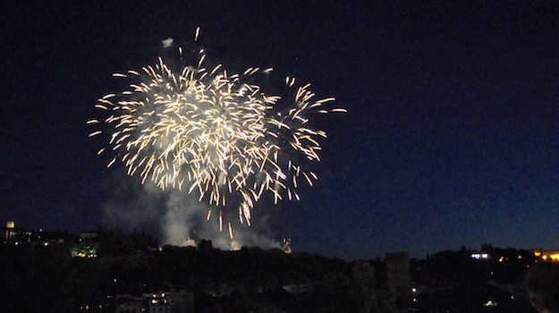 Successo dello spettacolo dei Fochi di San Giovanni dal piazzale Michelangelo
