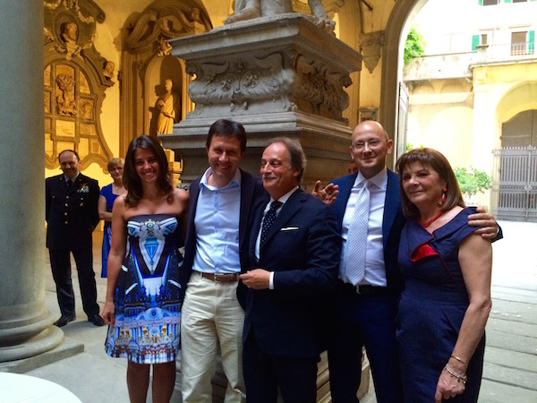 Il prefetto Varratta (al centro) con il sindaco Nardella, la moglie Giovanna e i figli Salvatore e Bianca