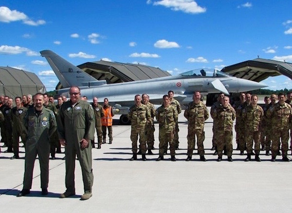 Il generale americano Philip M. Breedlove (a destra in prima fila) in visita alla Task Force Air italiana in Lituania