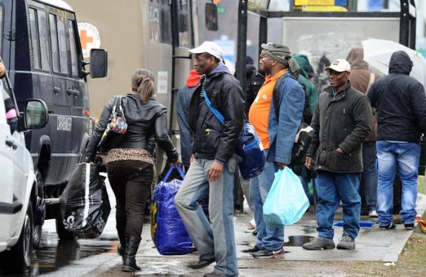 Gli immigrati che erano ospitati, dal 2011, nell'Hotel Giglio di Settimo Torinese lasciano il centro di accoglienza, che era stato messo a loro disposizione da una società autostradale, che chiuderà questa sera, Torino, 06 marzo 2013. Ai 122 profughi sono stati dati: un assegno circolare di 500 euro, un permesso di soggiorno e una carta d'identità. Immigrants who were hosted, from 2011, in the ''Hotel Giglio'', near Turin, Northern Italy, leave the reception center which will close this evening, 06 March 2013. The center was made ??available by a motorway company. To the 122 refugees were given: a cashier's check of ? 500, a residence permit and an Identity Card. ANSA/ALESSANDRO DI MARCO