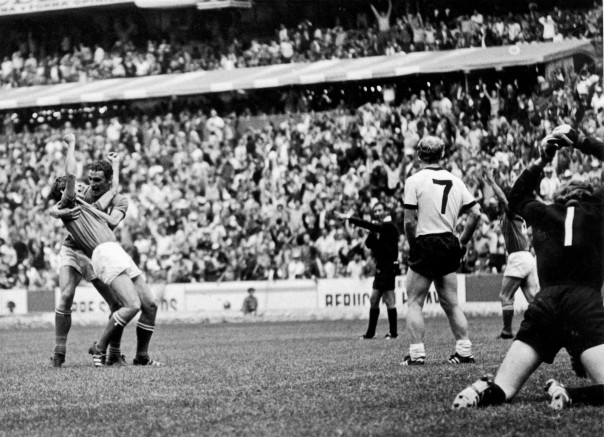 Rivera, autore del gol del 4-3, abbracciato da Gigi Riva