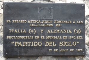 L targa murata nello stadio Atzeca di Città del Messico a ricordo della partita del secolo