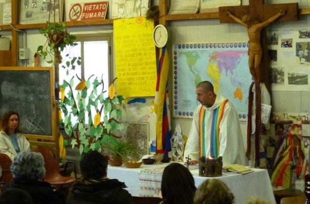 Don Alessandro dice messa alle Piagge