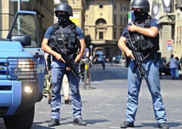 Agenti della squadra antiterrorismo della polizia