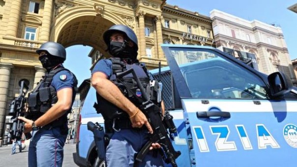 Firenze, le unità antiterrorismo della Polizia in piaza della Repubblica