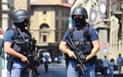Firenze, uomini della squadra antiterrorismo della polizia