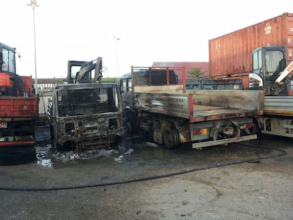 Gli automezzi incendiati in via dello Scalo a Firenze