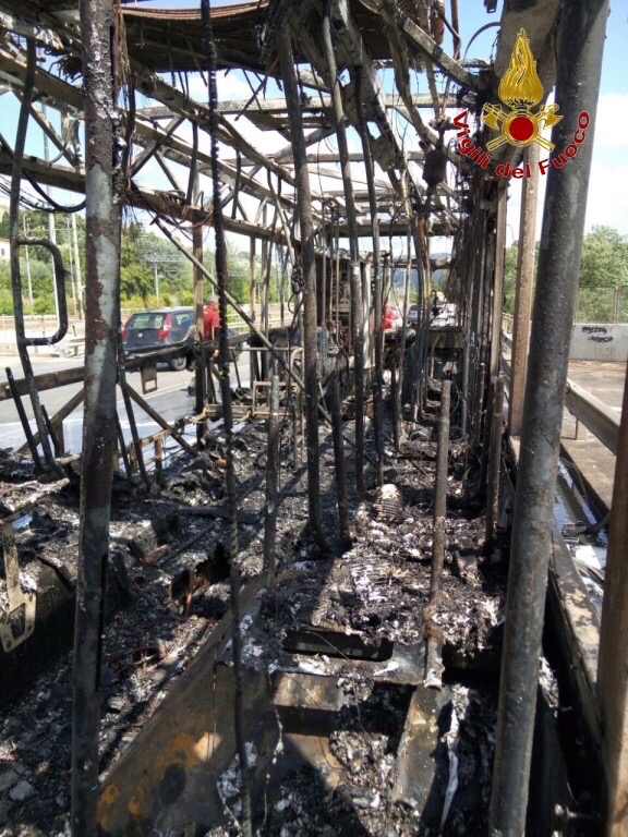 L'autobus incendiato in via Aretina a Firenze