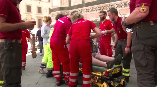 Il turista viene soccorso e accompagnato all'ospedale