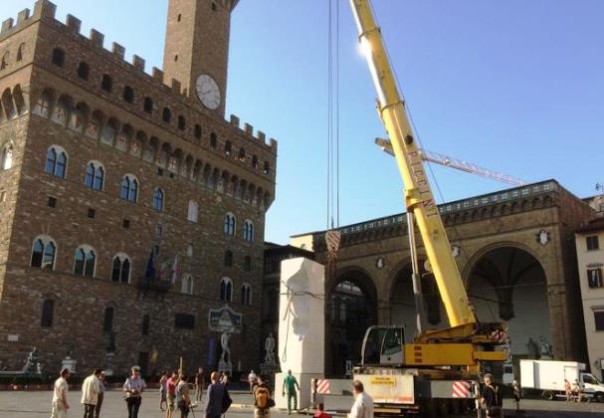 Piazza Signoria, il grande blocco di marmo per la Settimana Michelangiolesca