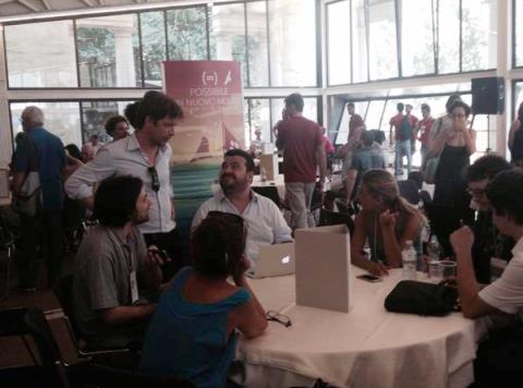 Pippo Civati (in piedi) a Politicamp a Villa Strozzi (foto Twitter - Possibile)