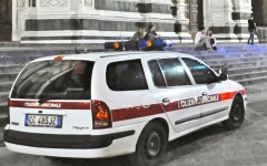 Una pattuglia della Polizia municipale in servizio notturno