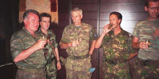 Srebrenica, 12 luglio 1995, Mladic (a sin.) brinda con il colonnello Karremans dei Caschi Blu Onu (al centro)