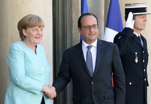 French President Francois Hollande (C) welcomes German Chancellor Angela Merkel (L) at the Elysee Palace on June 6, 2015, in Paris.  The two leaders will hold a working dinner to "evaluate the consequences of the referendum in Greece" on whether to accept tough bailout conditions, Paris said in a statement.  AFP PHOTO  /  BERTRAND GUAY