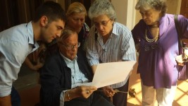 Franco Zeffirelli e le sorelle D'Amico con la planimetria del Palazzo di piazza San Firenze