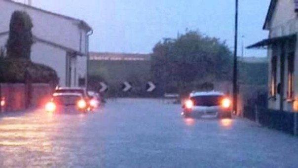 A Cascina (Pisa), un'anziana è stata estratta viva dalla sua auto in un sottopasso sommerso dall'acqua