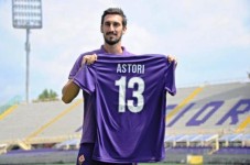 Davide Astori con la maglia viola