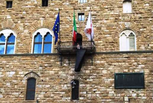 Firenze, drappo nero a Palazzo Vecchio per l'assassinio dell'archeologo siriano Khaled Asaad