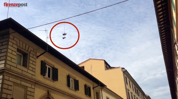 «Shoefiti» a Firenze in via di Barbano