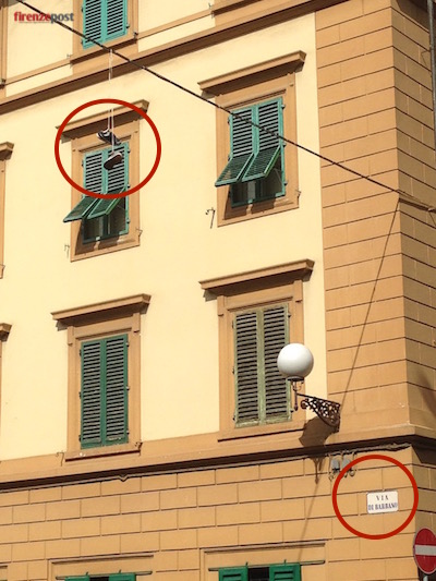 «Shoefiti» a Firenze in via di Barbano