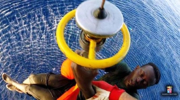 Mar Mediterraneo, un profugo tratto in salvo dalla Marina militare italiana