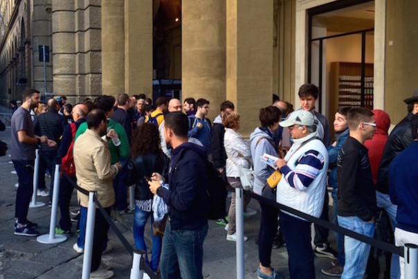 Ore 7.45 La coda è in aumento. Mancano ancora almeno 2 ore all'apertura 