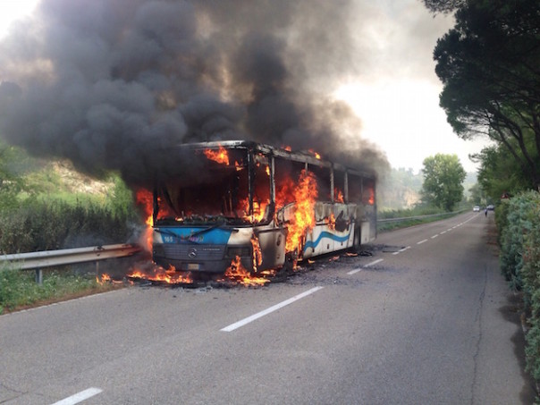 L'autobus completamente distrutto a Lastra a Signa